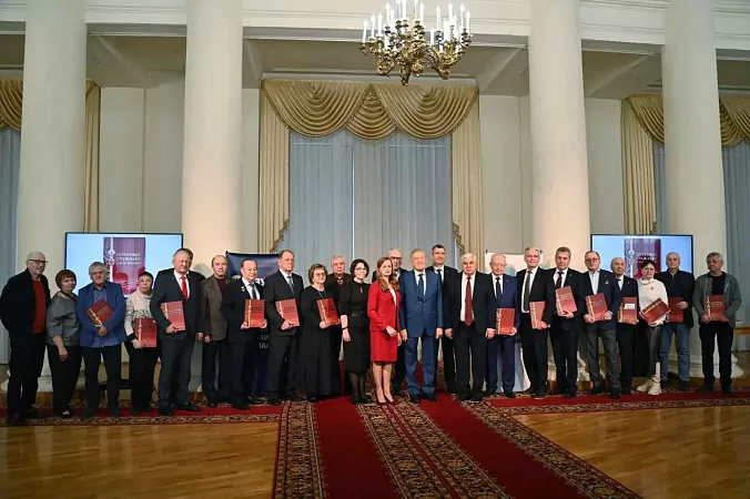 Отцу Алексея Дюмина вручили книгу с главой о сыне
