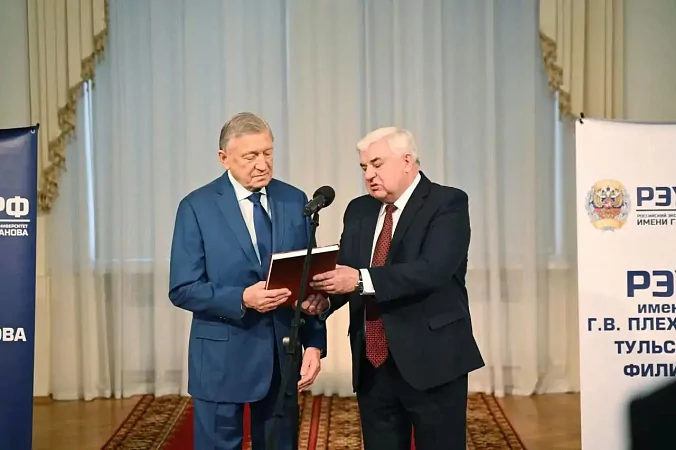 Отцу Алексея Дюмина вручили книгу с главой о сыне