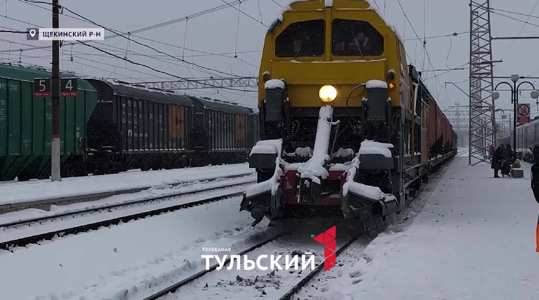 Как после циклона «Валли» убирают снег с ж/д путей в Тульской области