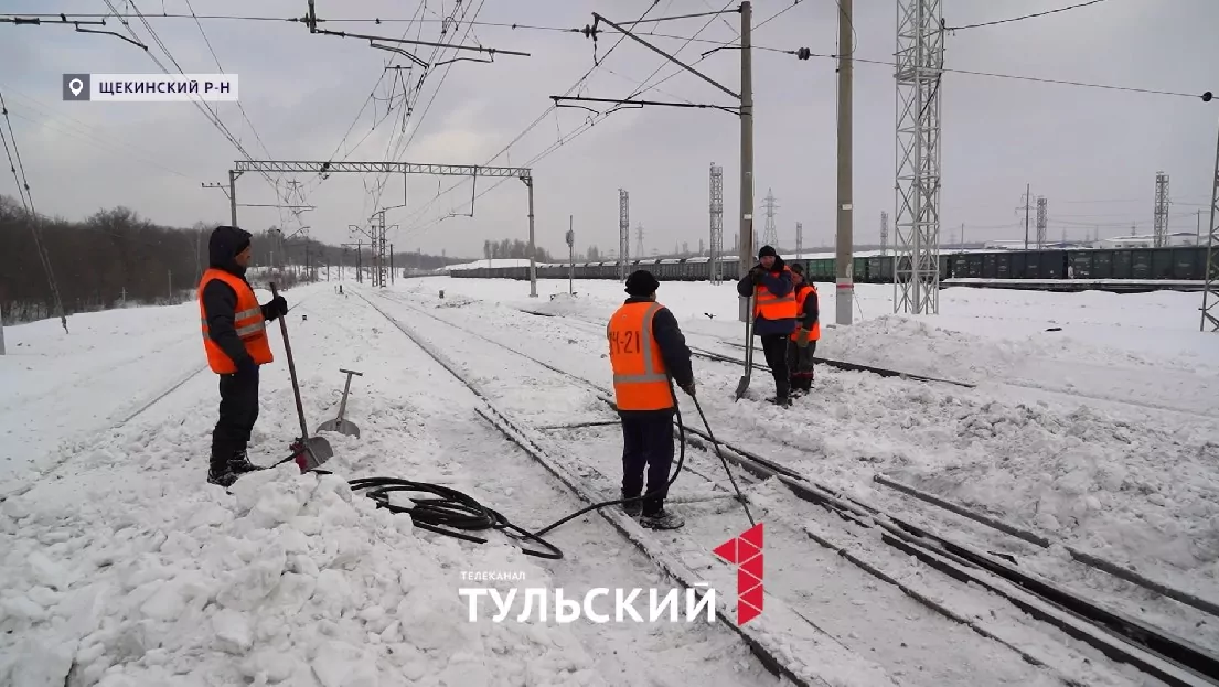 Как после циклона «Валли» убирают снег с ж/д путей в Тульской области