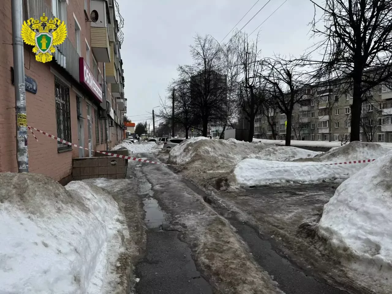 В Туле снег с крыши повредил ограждение на доме по улице Металлургов