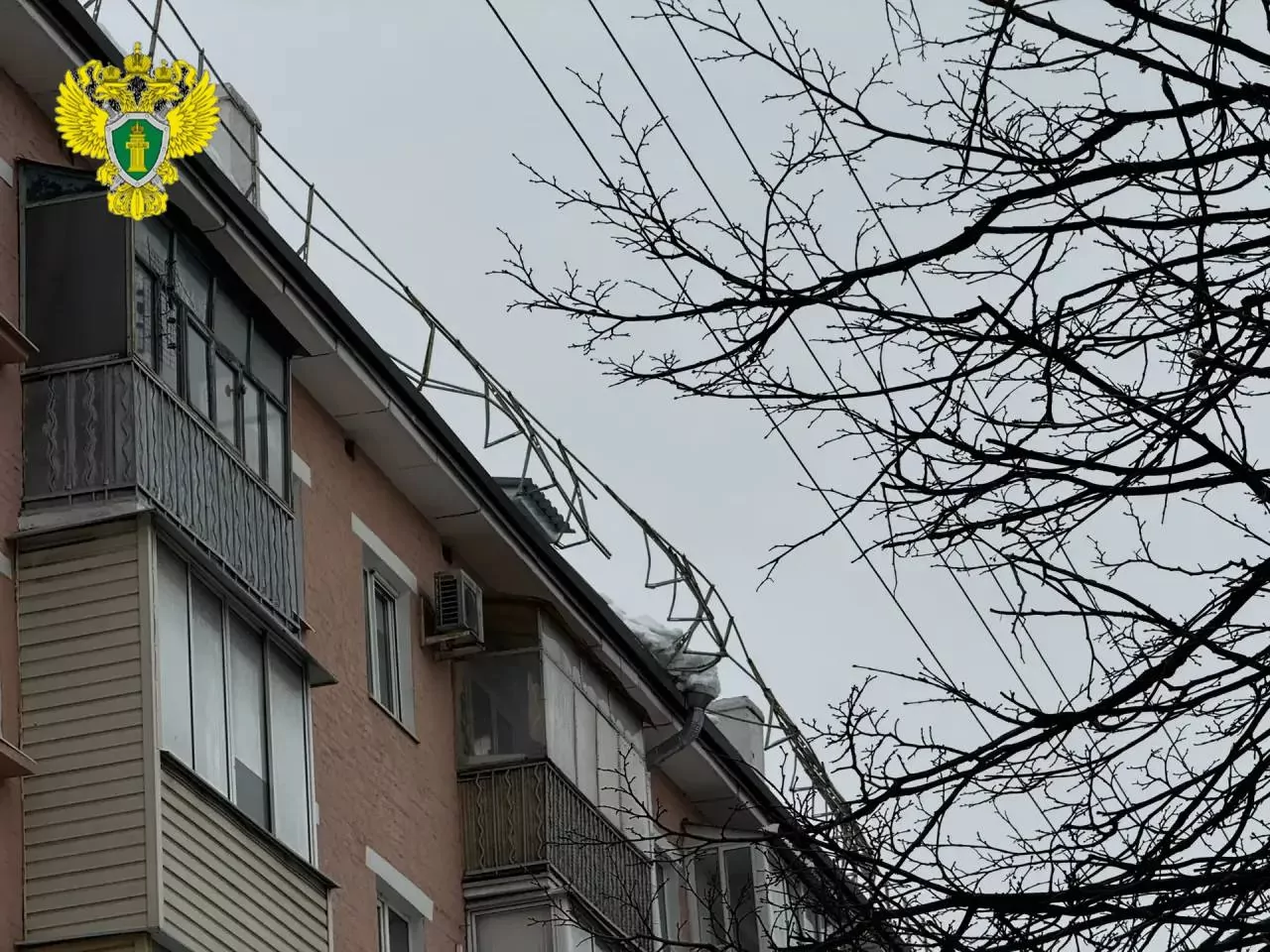 В Туле снег с крыши повредил ограждение на доме по улице Металлургов