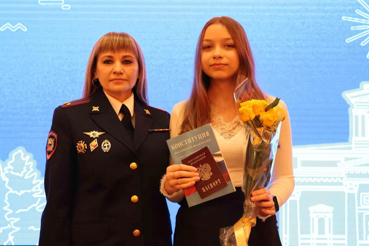 Юным тулячкам вместе с первыми паспортами вручили букет цветов