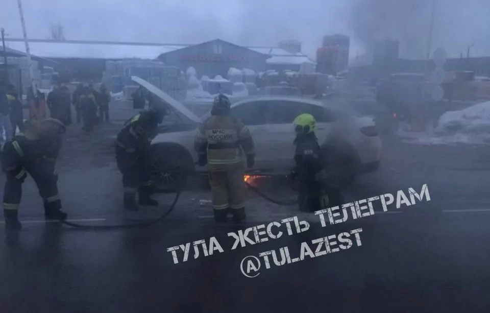На Одоевском шоссе в Туле загорелся "Мерседес"
