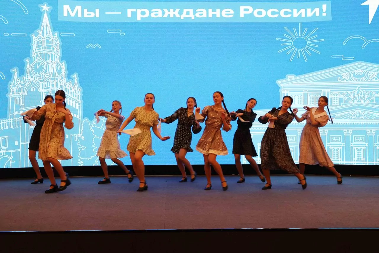 Юным тулячкам вместе с первыми паспортами вручили букет цветов