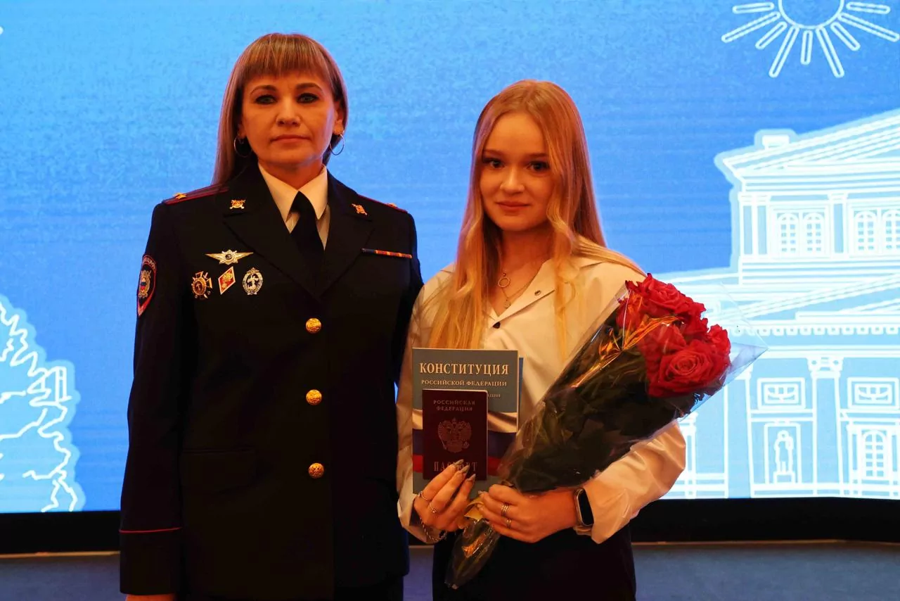 Юным тулячкам вместе с первыми паспортами вручили букет цветов