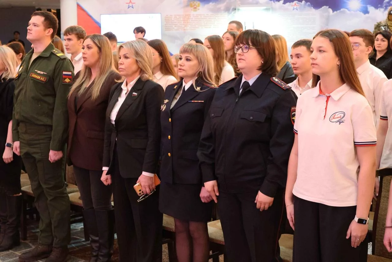 Юным тулячкам вместе с первыми паспортами вручили букет цветов