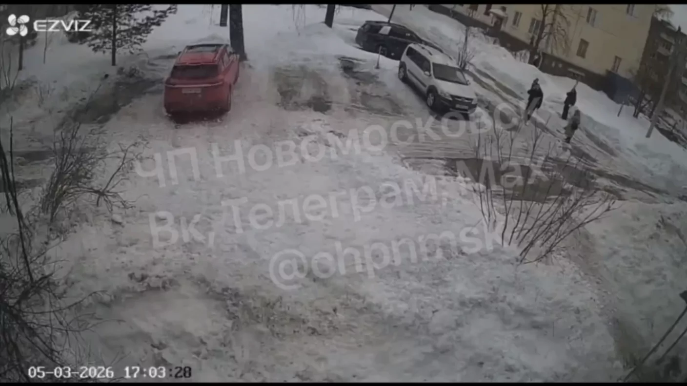 Снежная лавина сошла с крыши многоквартирного дома в Новомосковске