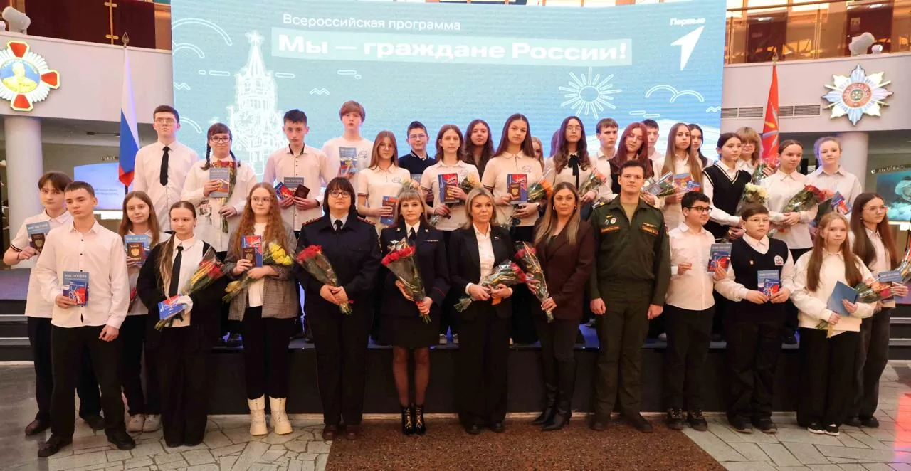 Юным тулячкам вместе с первыми паспортами вручили букет цветов
