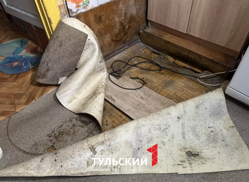 Плесень и сырость захватили пятиэтажку на улице Металлургов в Туле