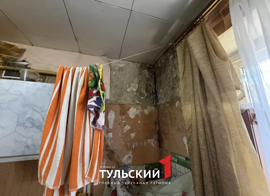 Плесень и сырость захватили пятиэтажку на улице Металлургов в Туле