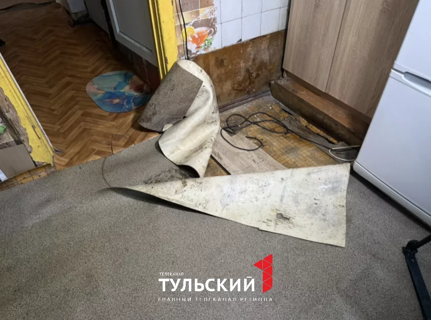 Плесень и сырость захватили пятиэтажку на улице Металлургов в Туле