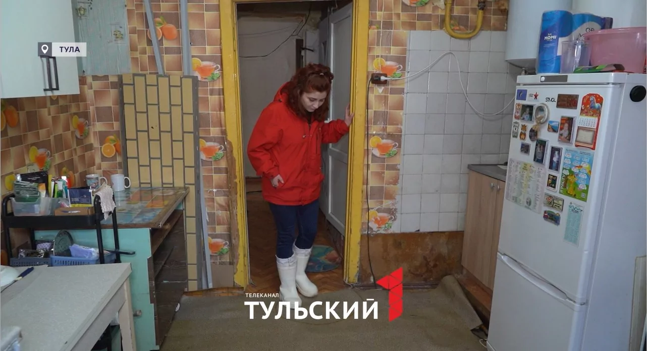 Черная плесень разрослась в пятиэтажке в Туле из-за прорыва трубы в подвале