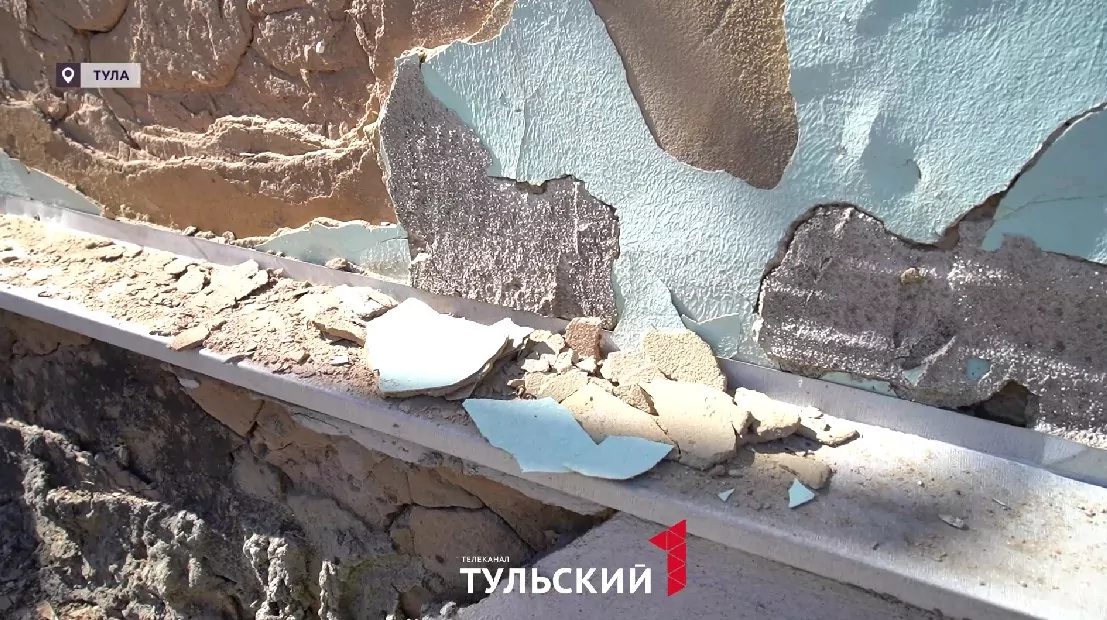 Обваливается штукатурка и течет крыша: дом в тульских Барсуках остался без УК