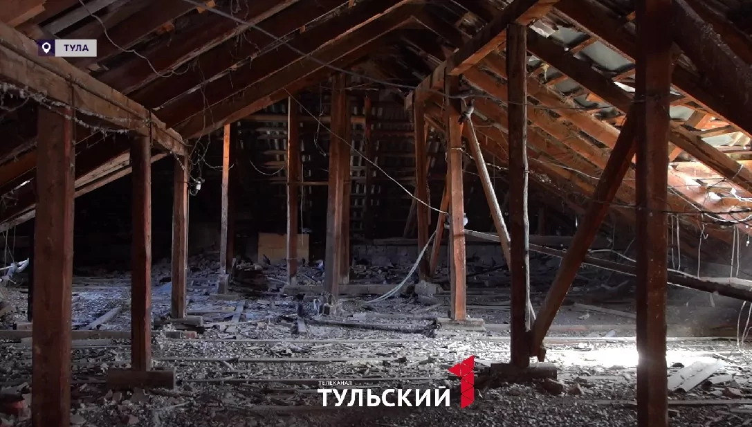 Обваливается штукатурка и течет крыша: дом в тульских Барсуках остался без УК