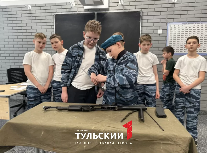 Тульские школьники проходят кросс, стрельбу и химзащиту в «Зарнице 2.0»