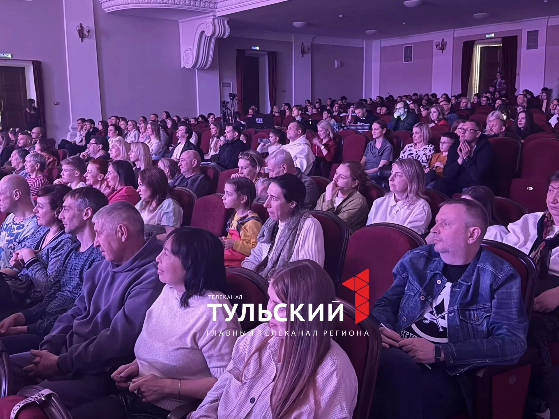 Миляев вышел на сцену сыграть за команду КВН