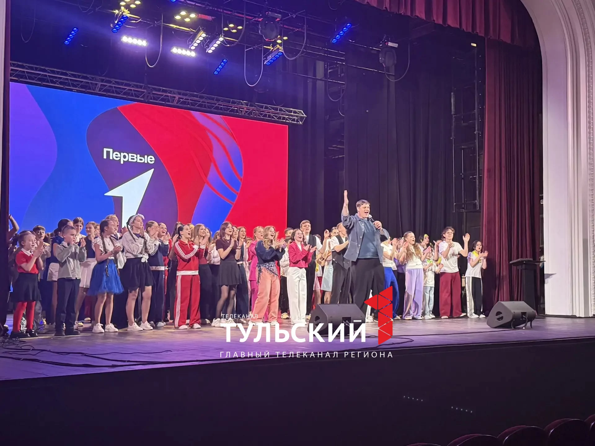 Миляев вышел на сцену сыграть за команду КВН