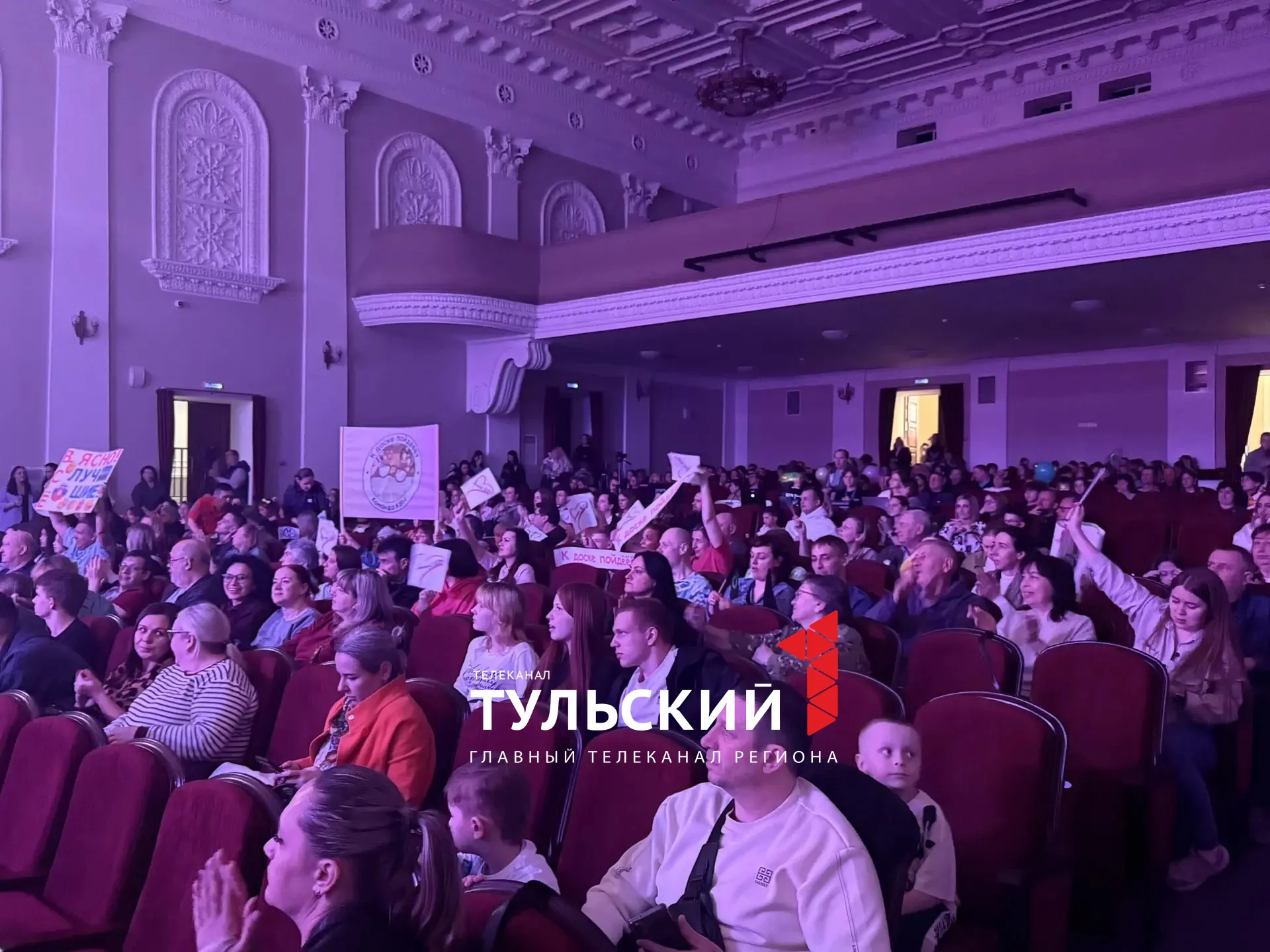 Миляев вышел на сцену сыграть за команду КВН