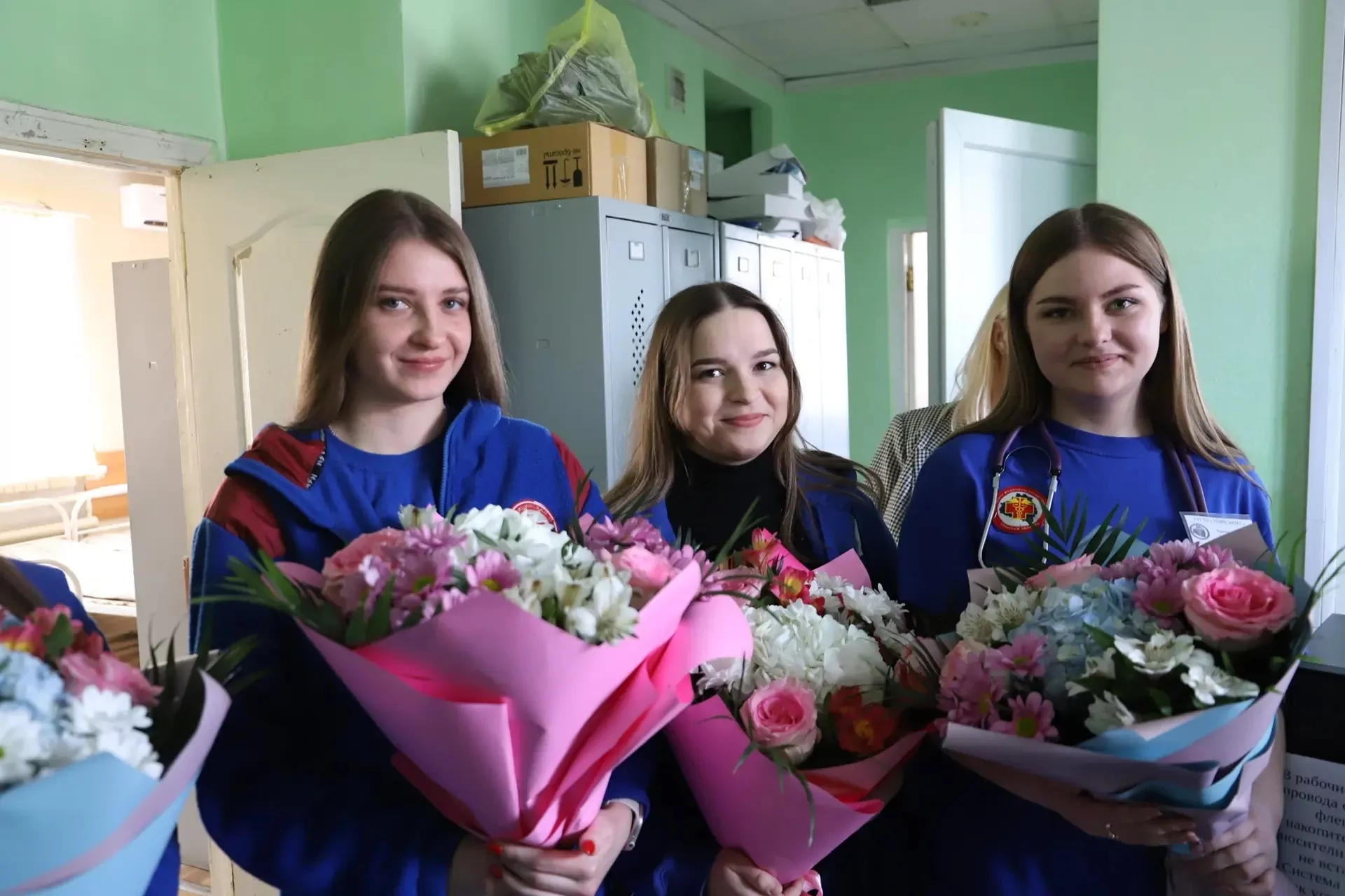 Волонтеры "Молодой Гвардии Единой России" поздравили сотрудников скорой помощи