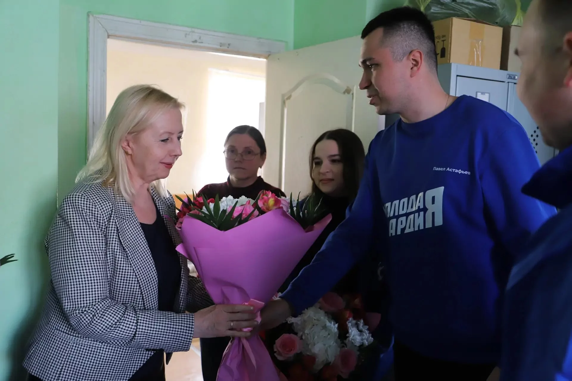 Волонтеры "Молодой Гвардии Единой России" поздравили сотрудников скорой помощи