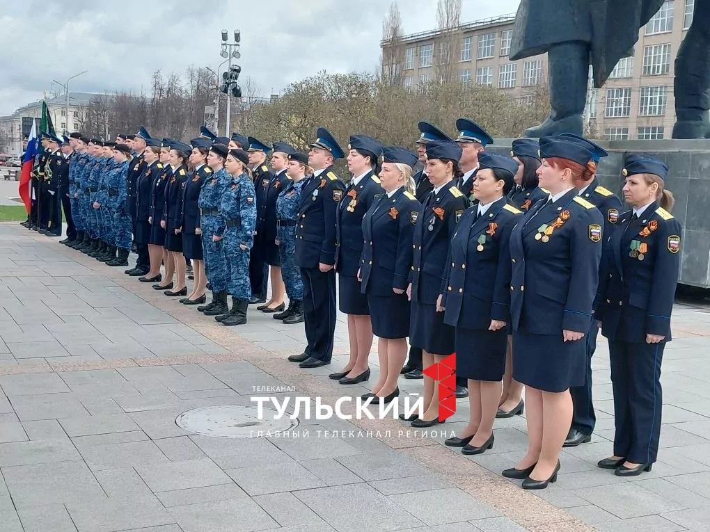 24 судебных пристава приняли присягу на площади Победы в Туле