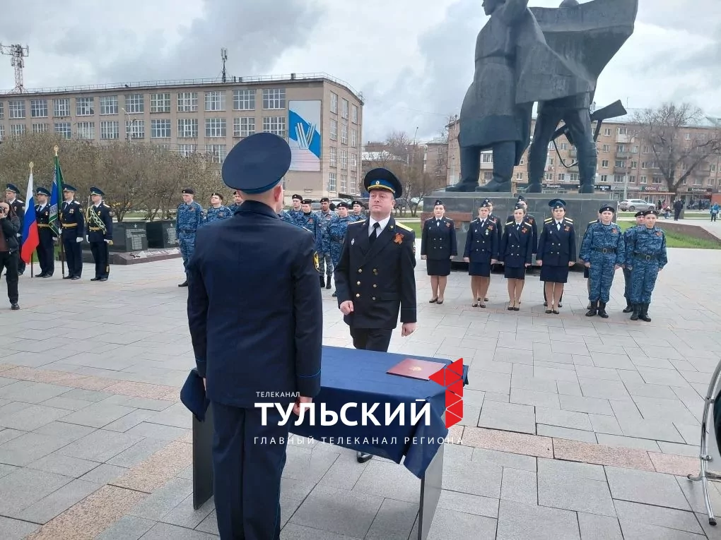24 судебных пристава приняли присягу на площади Победы в Туле