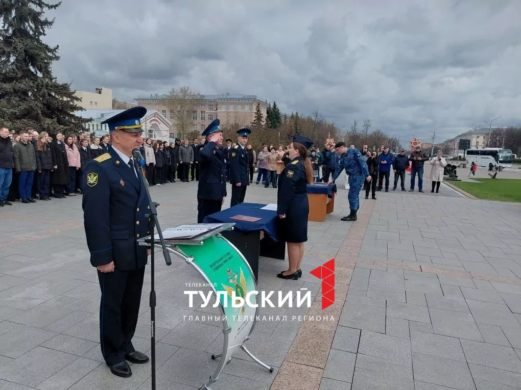 24 судебных пристава приняли присягу на площади Победы в Туле