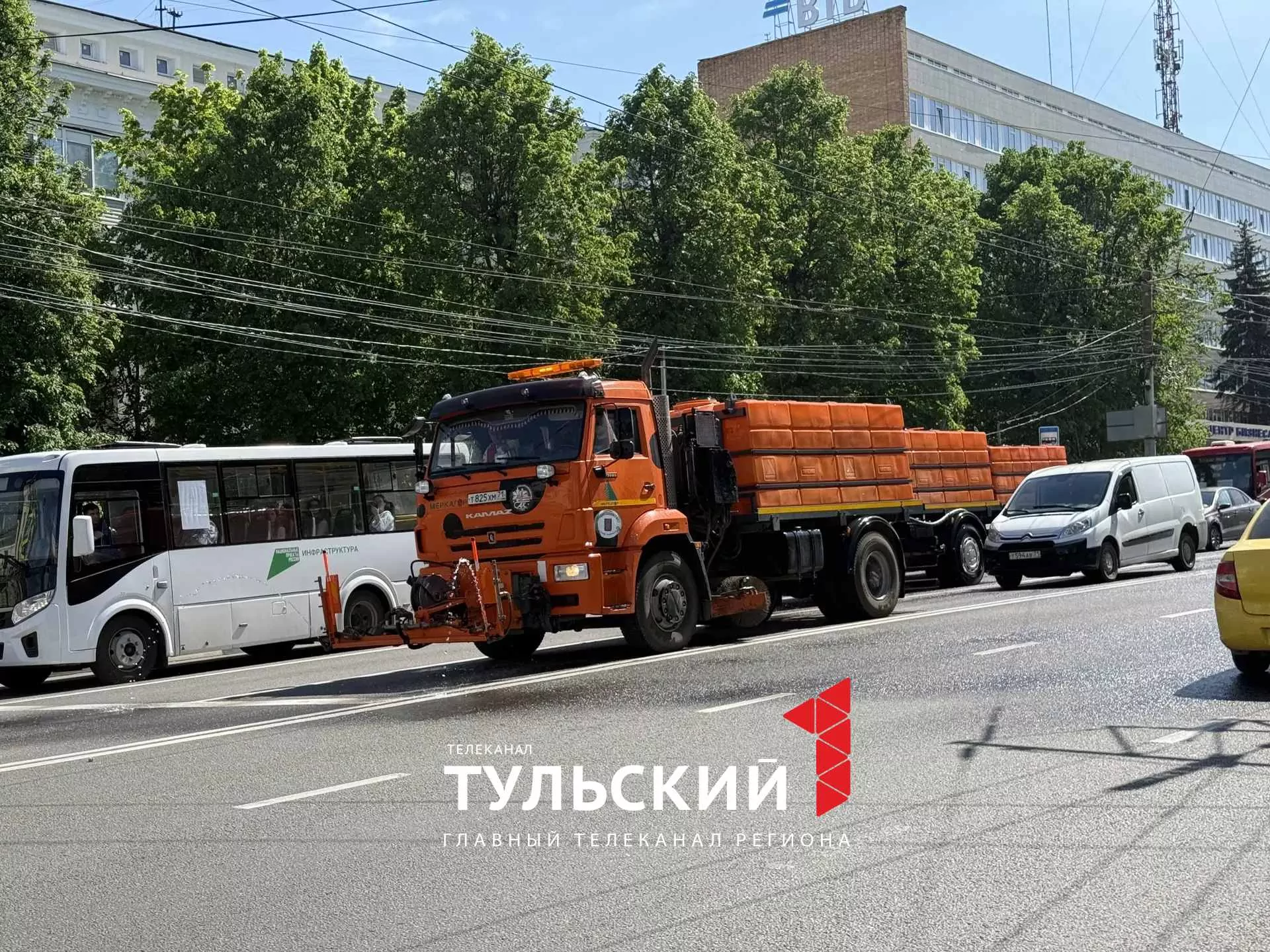На улицы Тулы выехали поливальные машины
