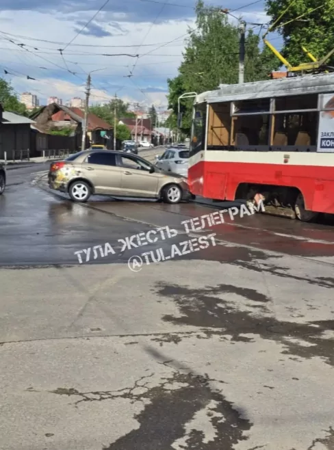 На Красном Перекопе в Туле дорогу не поделили трамвай и легковушка