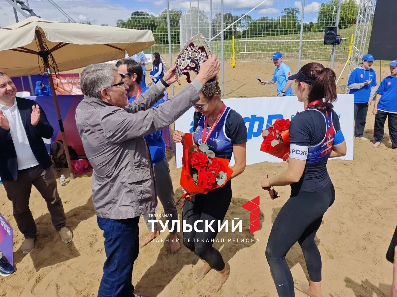 Дмитрий Миляев надел кокошники на победительниц турнира по пляжному волейболу