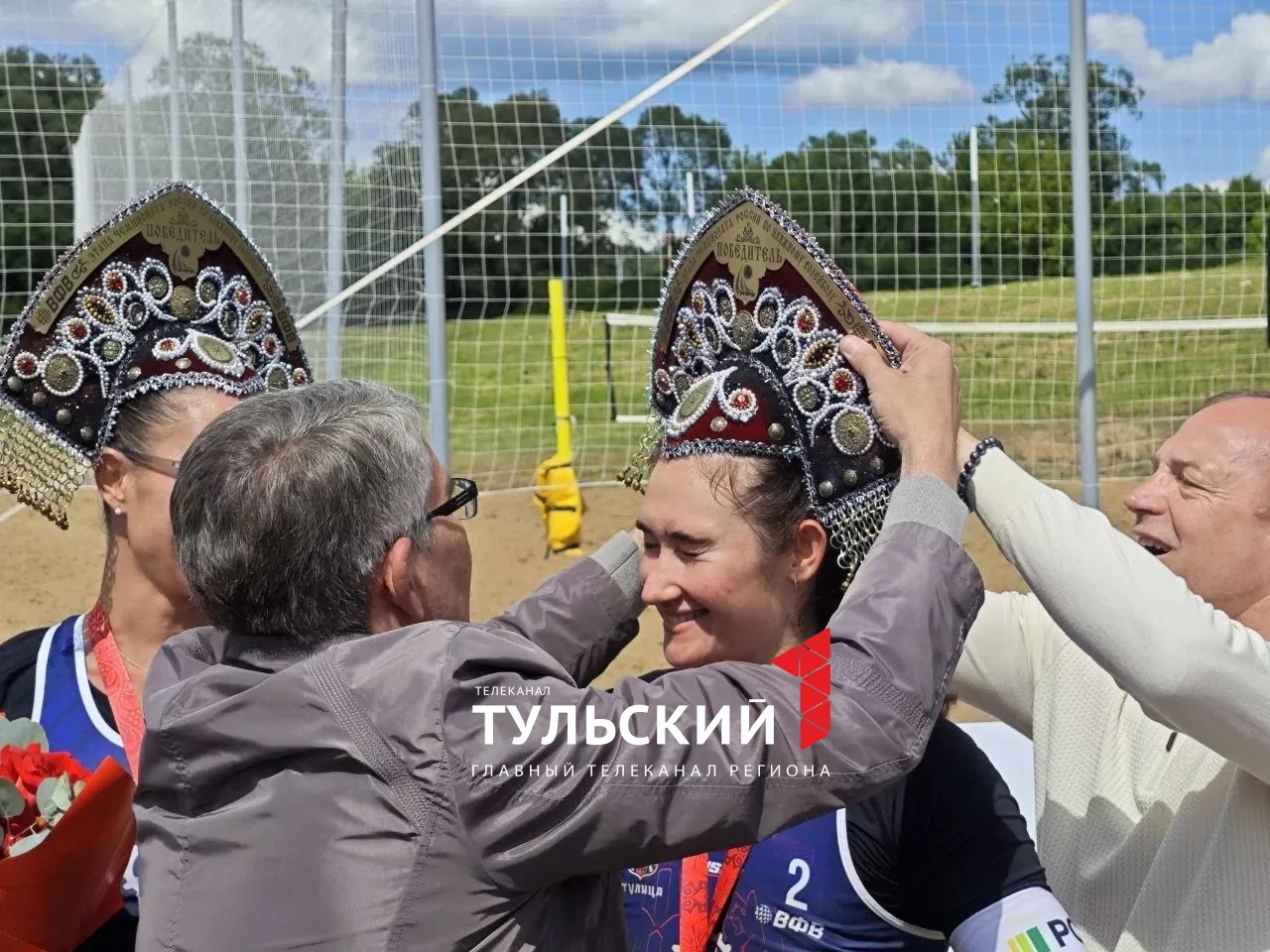 Дмитрий Миляев надел кокошники на победительниц турнира по пляжному волейболу