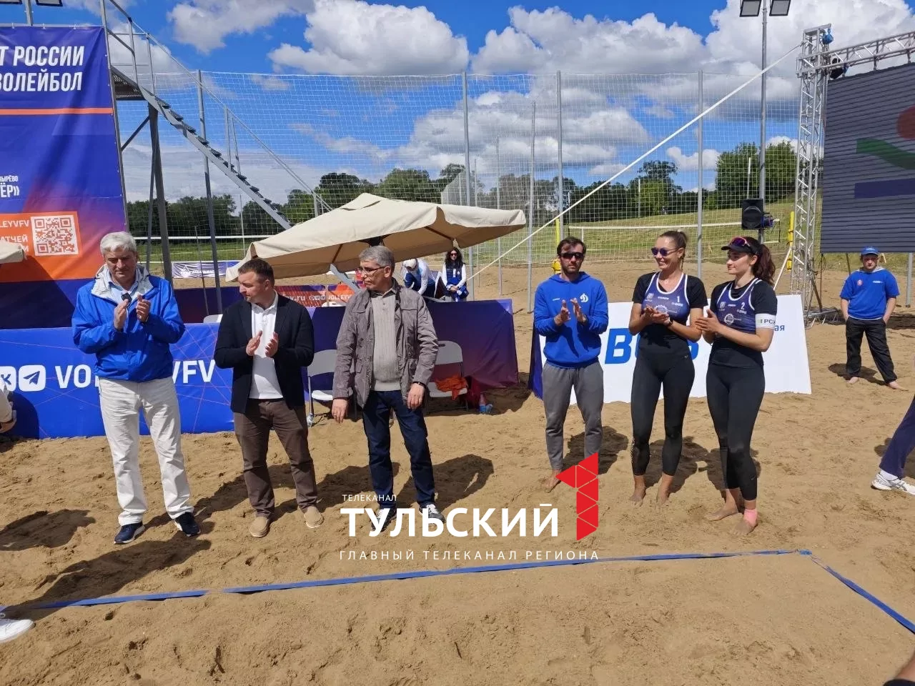 Дмитрий Миляев надел кокошники на победительниц турнира по пляжному волейболу
