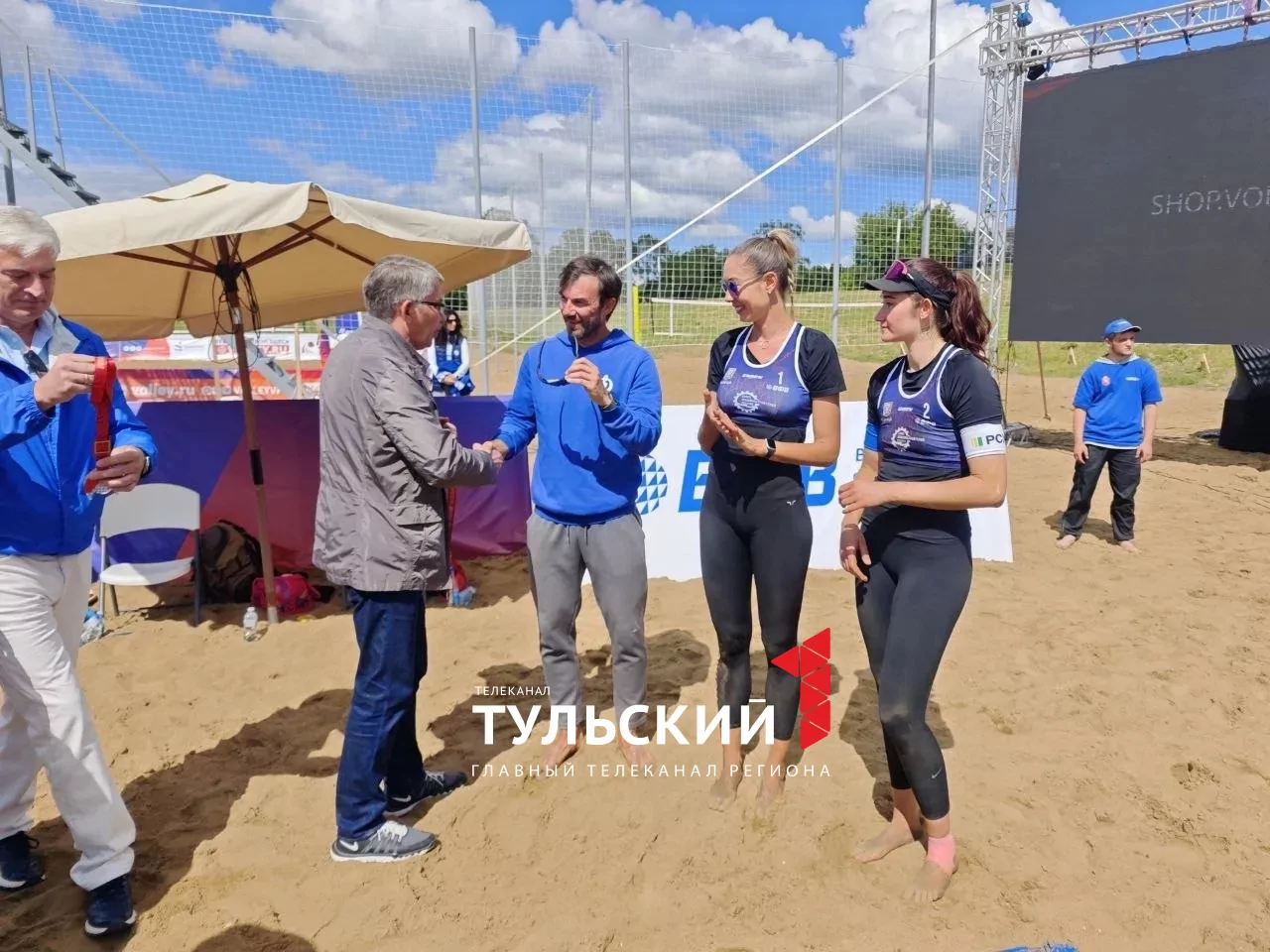 Дмитрий Миляев надел кокошники на победительниц турнира по пляжному волейболу
