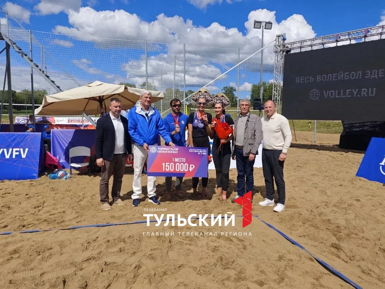 Дмитрий Миляев надел кокошники на победительниц турнира по пляжному волейболу