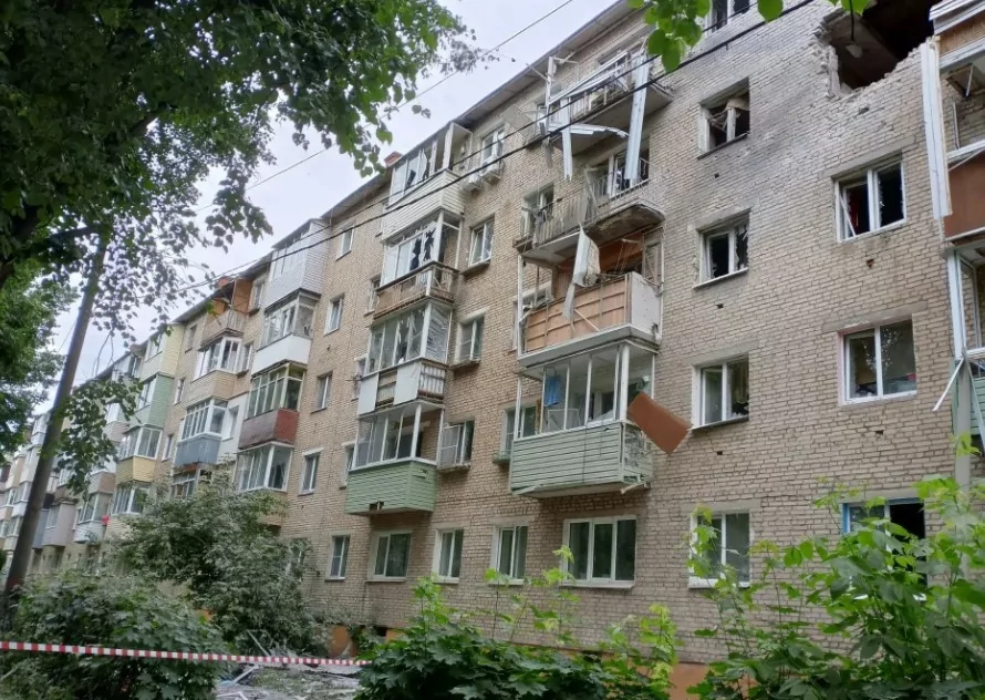 Украинский БПЛА влетел в многоэтажку в Щекино: кадры с места происшествия