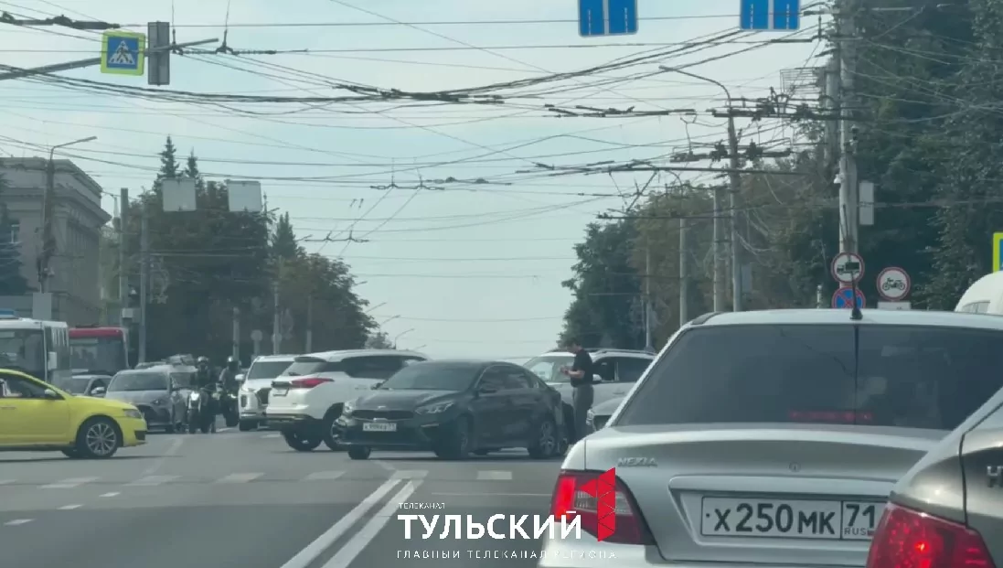 Из-за аварии на проспекте Ленина в Туле собирается пробка