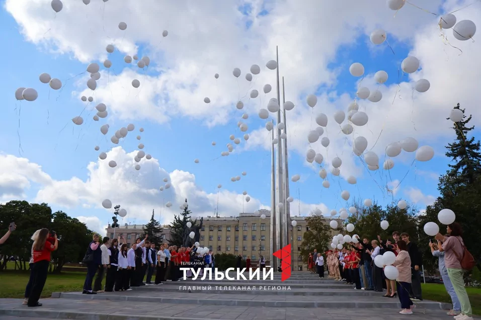 В память об ангелах Беслана: на площади Победы в Туле запустили 186 воздушных шаров