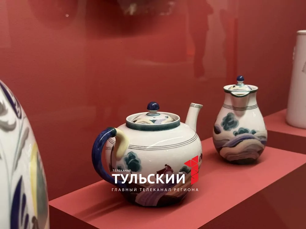 В Туле открылась выставка уникального агитационного фарфора
