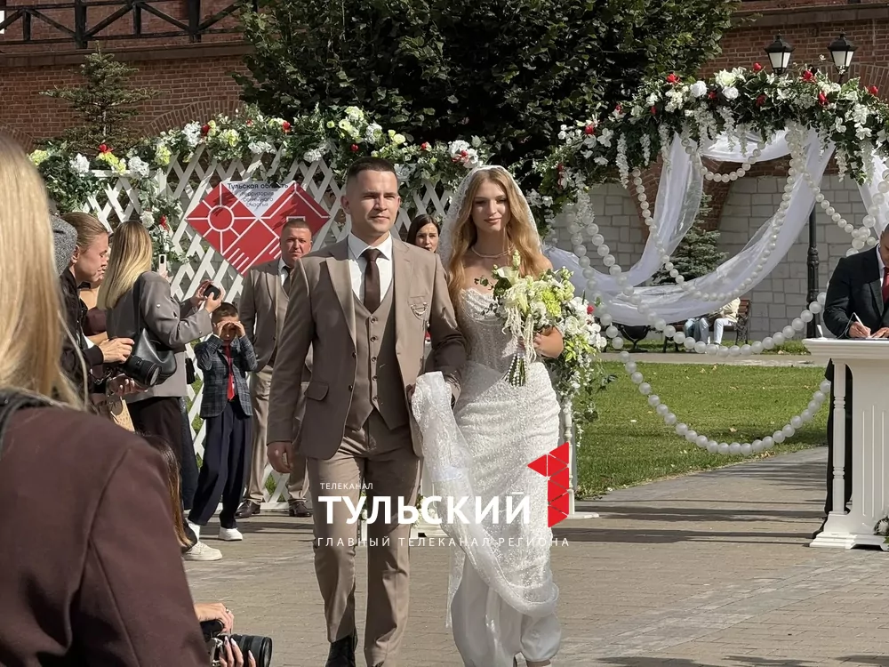 В День города в центре Тулы одновременно расписались 12 пар
