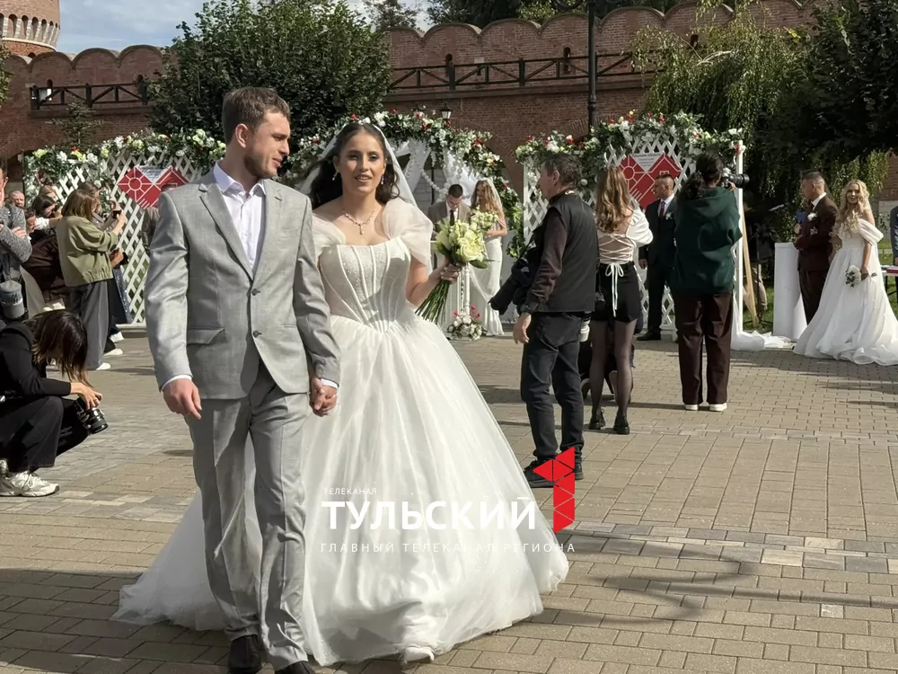 В День города в центре Тулы одновременно расписались 12 пар