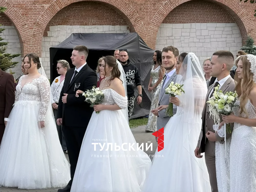 В День города в центре Тулы одновременно расписались 12 пар
