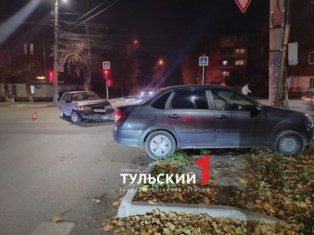 "Лада Гранта" протаранила столб на улице Глинки в Туле