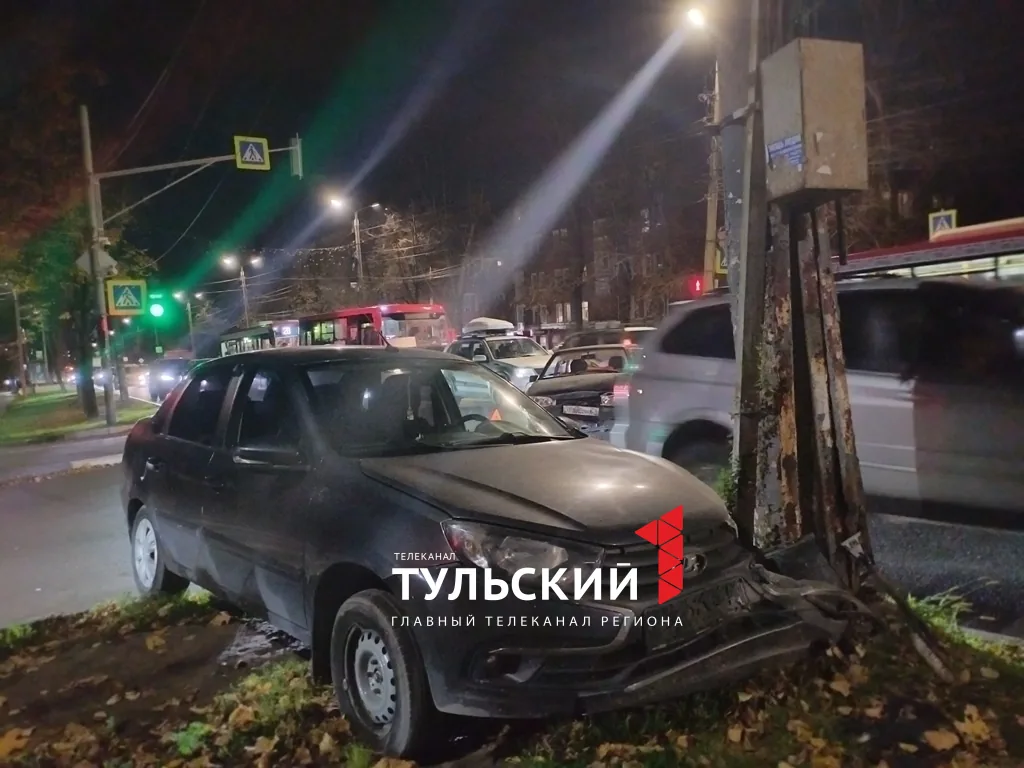 "Лада Гранта" протаранила столб на улице Глинки в Туле