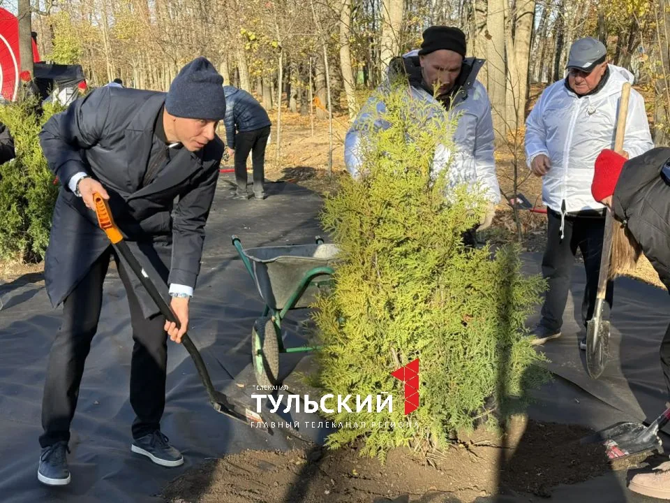 Олимпийские чемпионы Ирина Привалова и Юрий Борзаковский посадили туи у Бегового центра в Туле