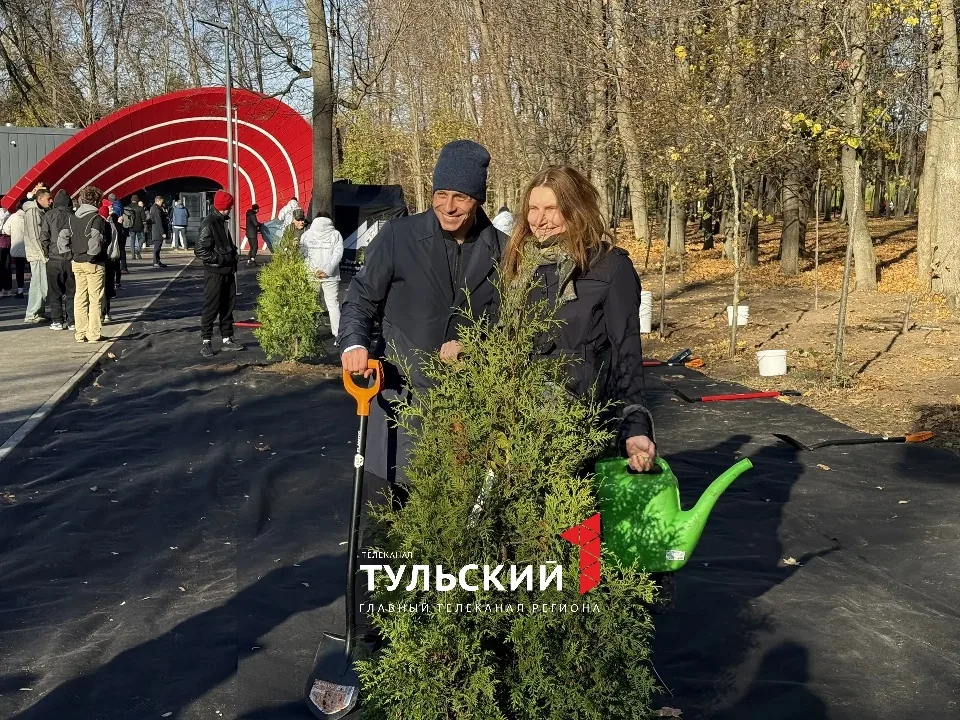 Олимпийские чемпионы Ирина Привалова и Юрий Борзаковский посадили туи у Бегового центра в Туле