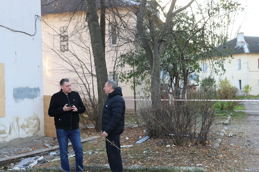 Для жильцов атакованного БПЛА дома в Новомосковске открыли мобильный пункт помощи