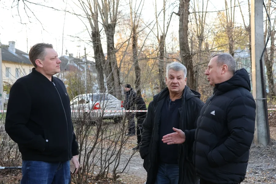 Для жильцов атакованного БПЛА дома в Новомосковске открыли мобильный пункт помощи