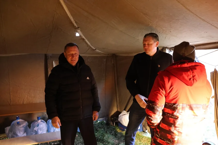 Для жильцов атакованного БПЛА дома в Новомосковске открыли мобильный пункт помощи