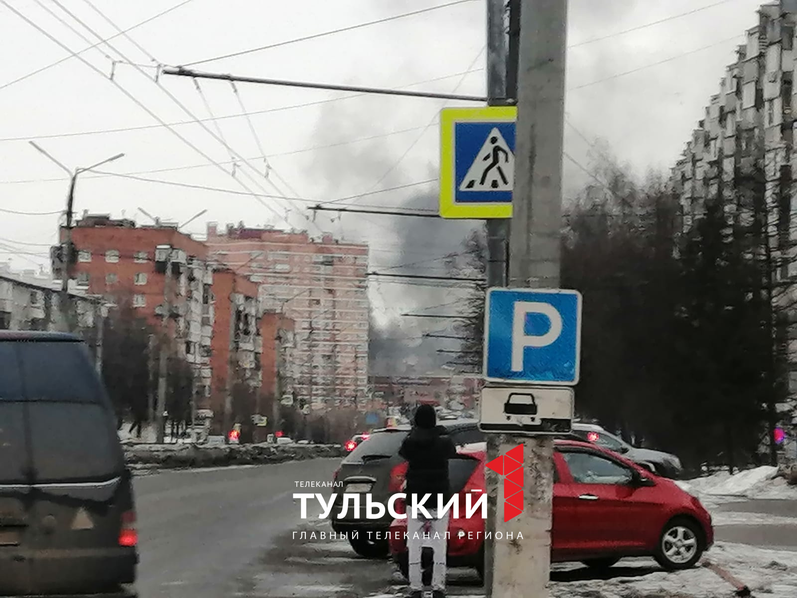 На улице Металлургов в Туле загорелся эвакуатор